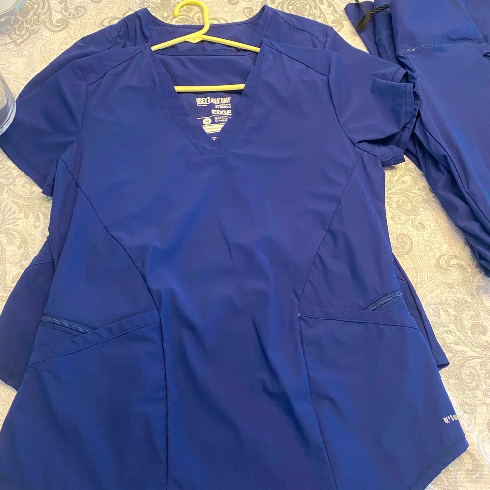2 Sets Grey’s anatomy edge scrubs